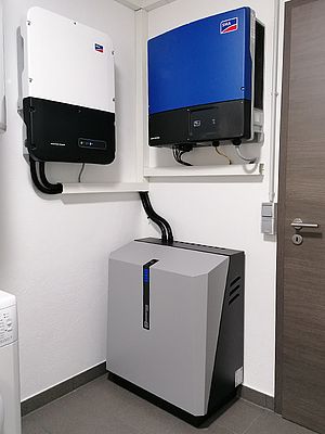 Ecke eines Raums mit Batteriespeicher und Wechselrichter