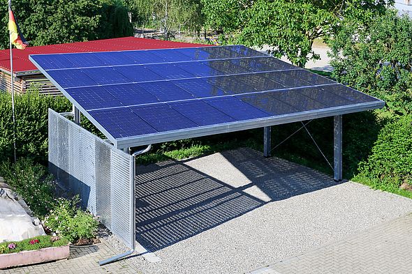 Photovoltaik-Carport zur solaren Stromnutzung bei sonnigem Wetter