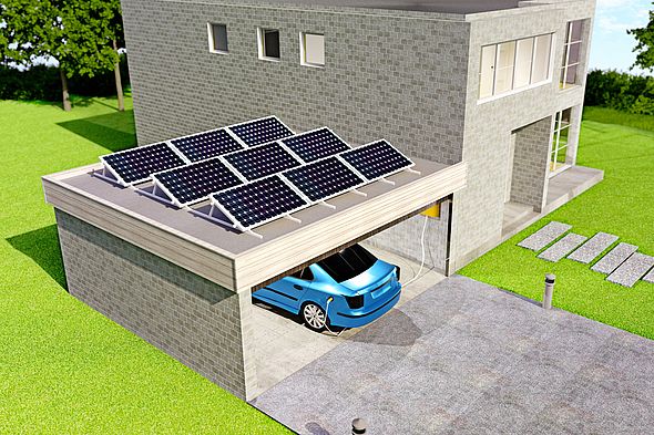 Photovoltaikanlage auf Garagendach zur solaren Stromerzeugung, in der Garage steht ein blaues Auto, daneben ein Wohnhaus