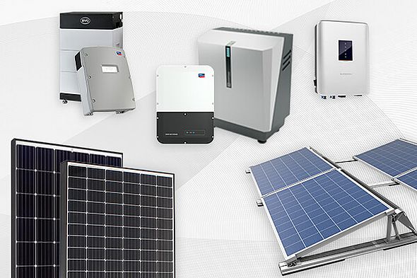 Weißer Hintergrund und Produkte wie Solarmodule, Halterungen, Wechselrichter und Speicher im Vordergrund
